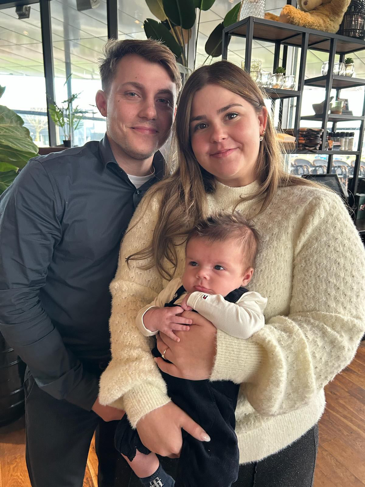Portrettekening zwart/wit - 2 personen met baby of huisdier (ingelijst)